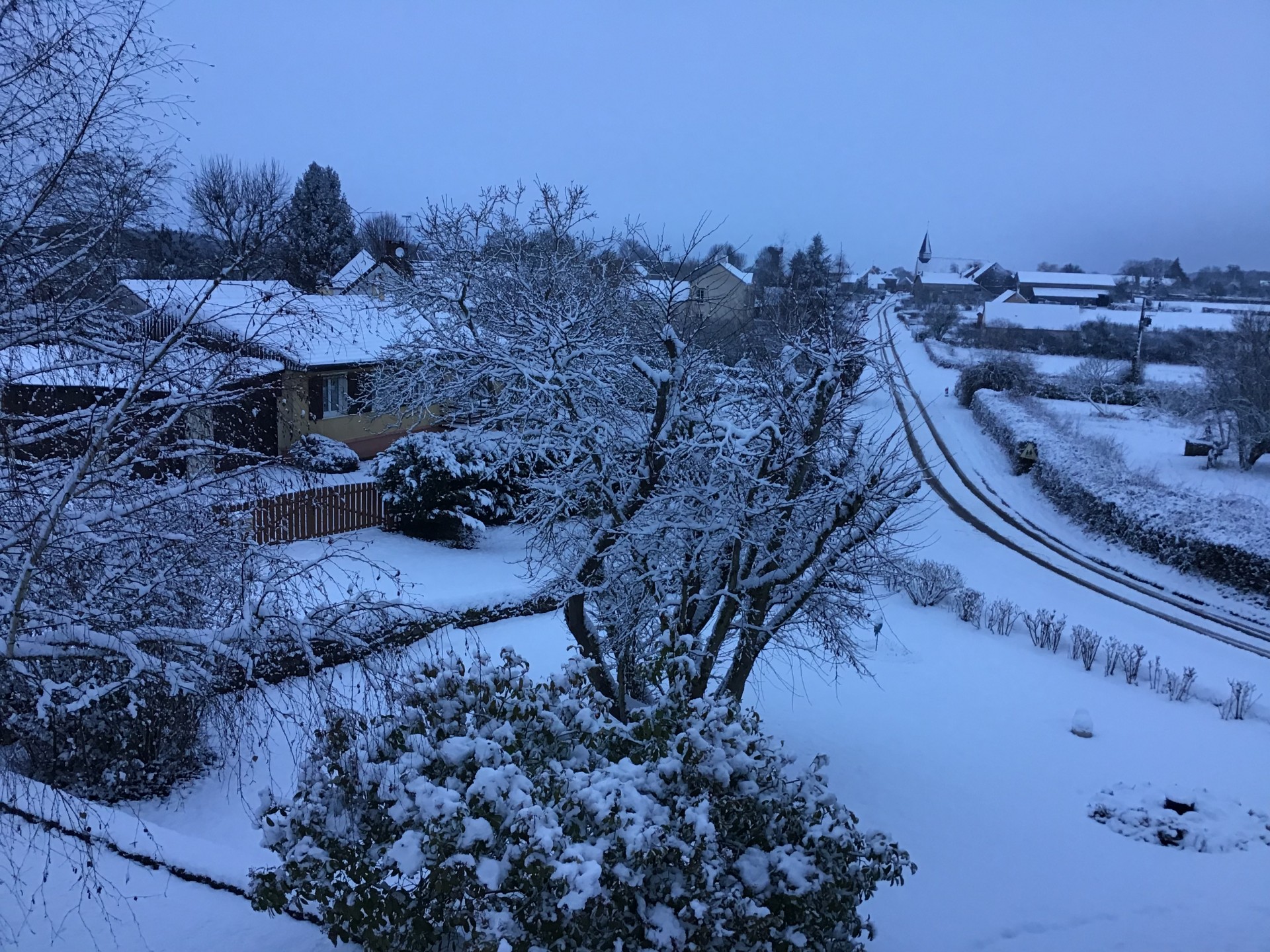 Neige dans un jardin du bourg