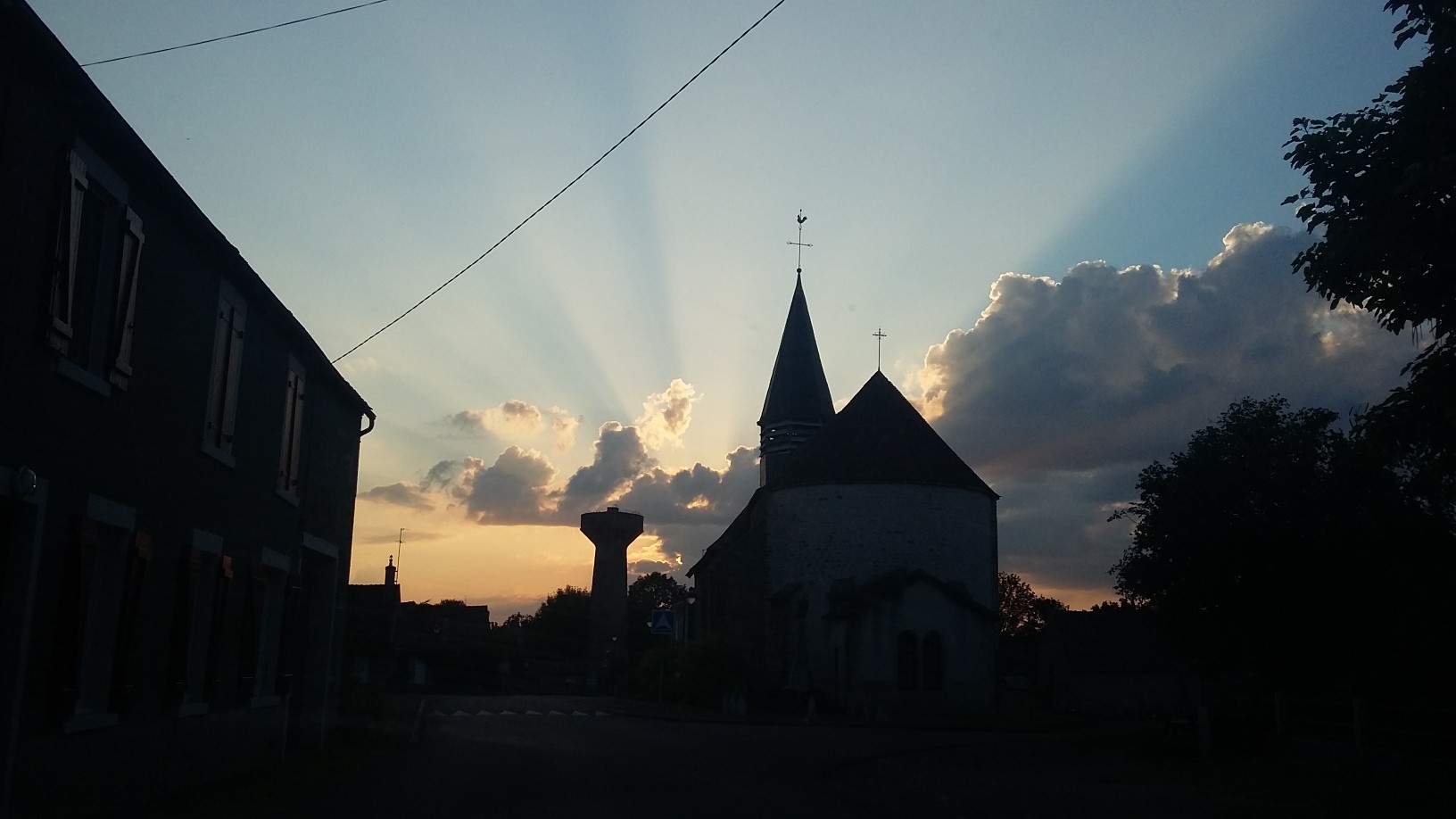 Coucher de soleil derrière l'église