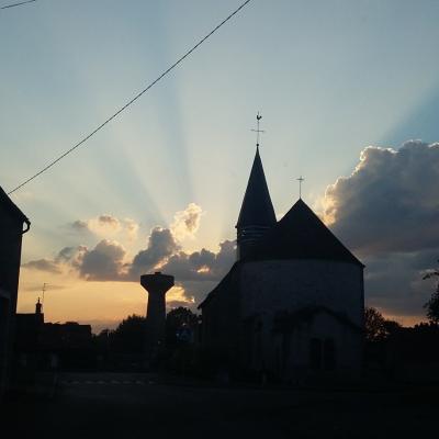 Coucher de soleil derrière l'église