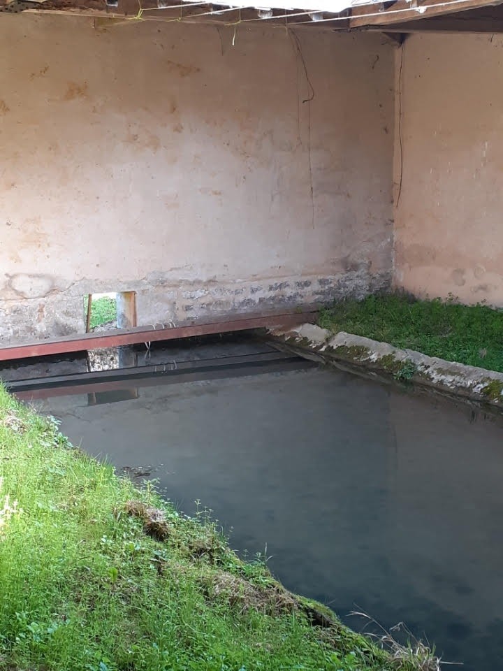 Interieur lavoir de Pazy