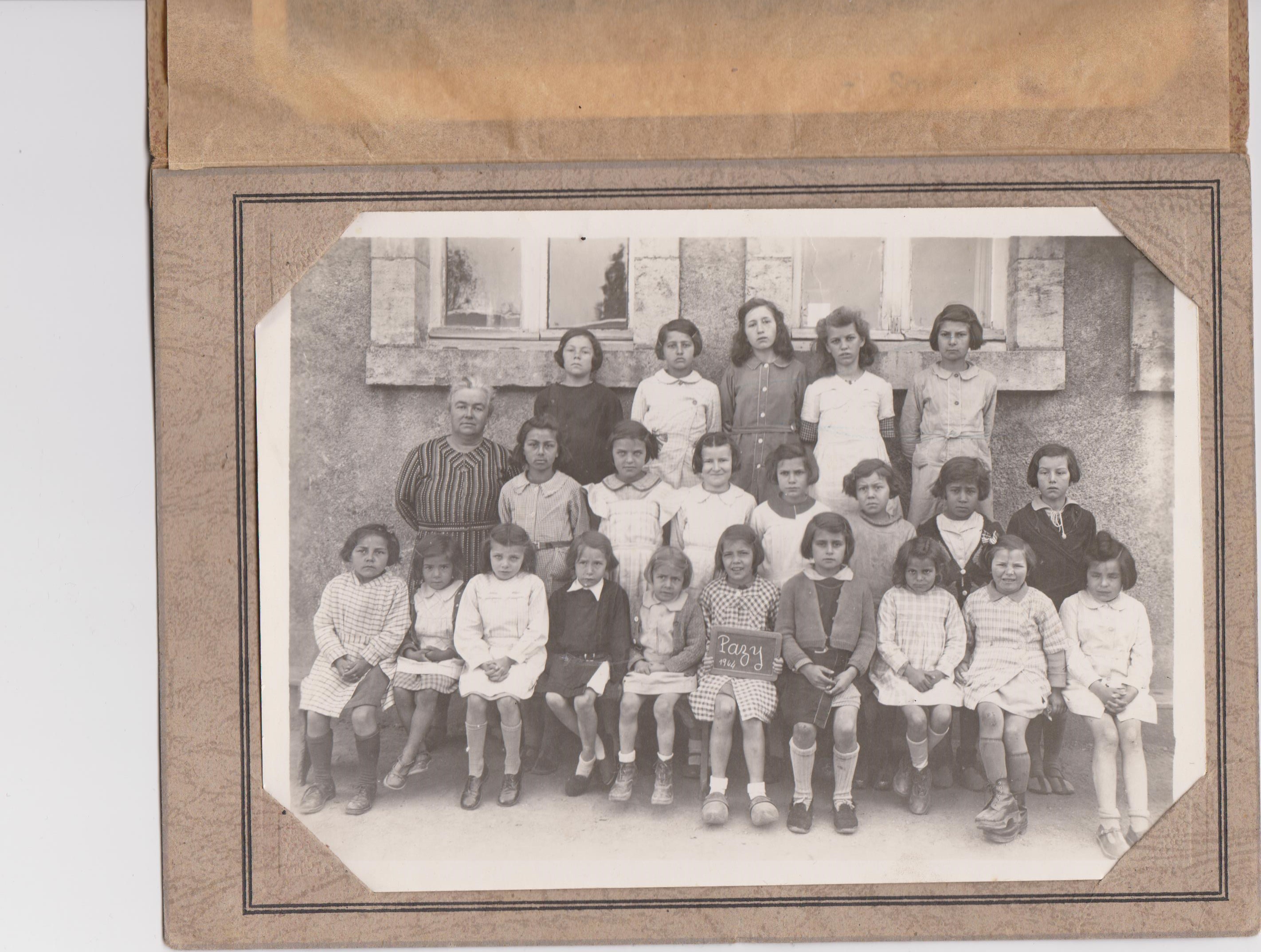 Photo de classe - école de filles de Pazy 1944